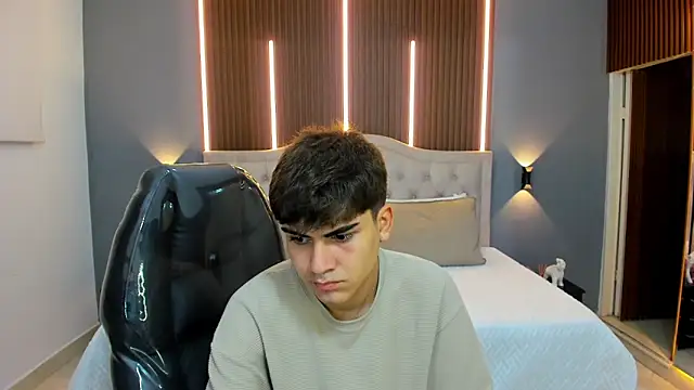 Tommy18   online show from November 2025 03:49:02 AM