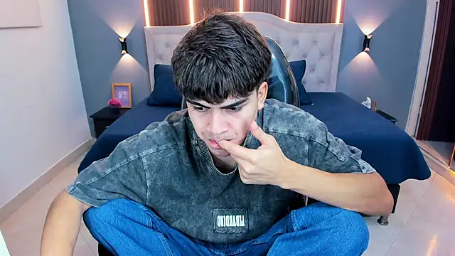 Snapshot of Tommy18__ chatting on April 2026 03:39:01 AM Tommy18 online show from April 2026 03:39:01 AM