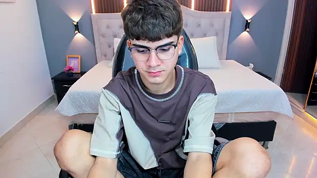 Snapshot of Tommy18__ chatting on May 2026 04:39:01 AM Tommy18 online show from May 2026 04:39:01 AM