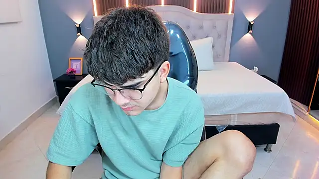 Snapshot of Tommy18__ chatting on May 2026 03:23:01 AM Tommy18 online show from May 2026 03:23:01 AM