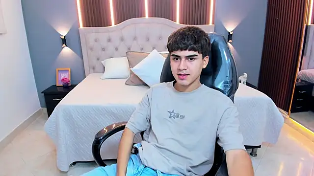 Snapshot of Tommy18__ chatting on June 2026 05:12:01 AM Tommy18 online show from June 2026 05:12:01 AM