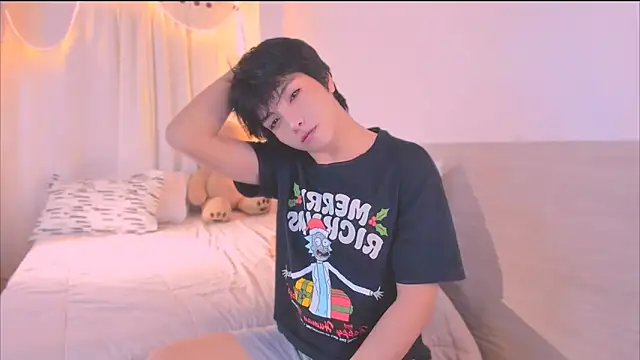 AllanYong18 online show from November 2025 01:10:01 PM