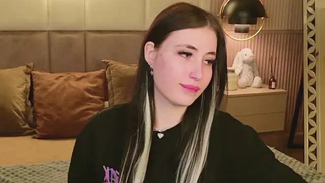 Snapshot of EmmaLawrens chatting on April 2026 10:46:01 AM EmmaLawrens online show from April 2026 10:46:01 AM