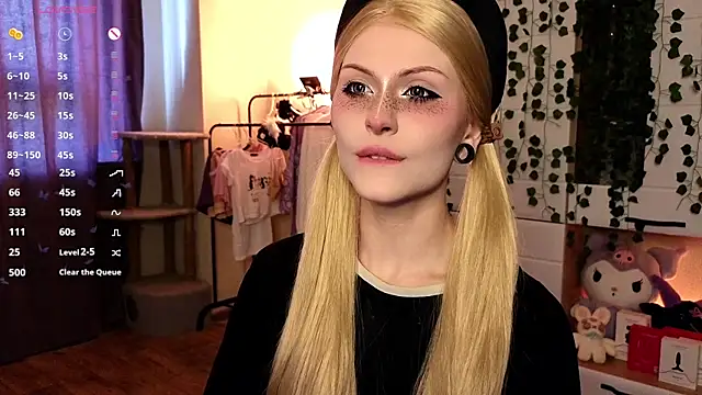 Emily  Mooree online show from October 2025 07:28:01 AM