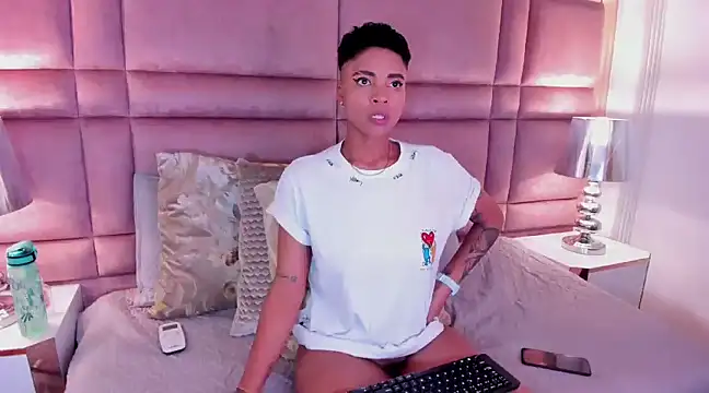 Snapshot of LuciaWallace chatting on February 2025 10:33:02 AM LuciaWallace online show from February 2025 10:33:02 AM