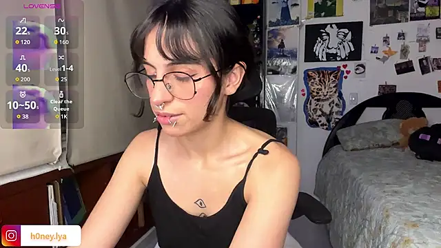 Snapshot of B0nnie_H0ney chatting on June 2026 01:54:01 AM B0nnie H0ney online show from June 2026 01:54:01 AM