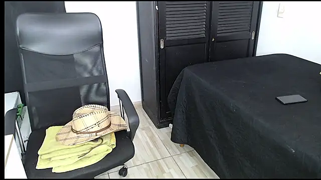 avis lara online show from October 2025 03:46:02 PM