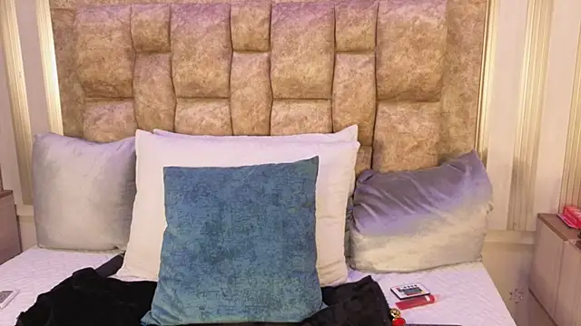 avis lara online show from November 2025 07:45:02 PM