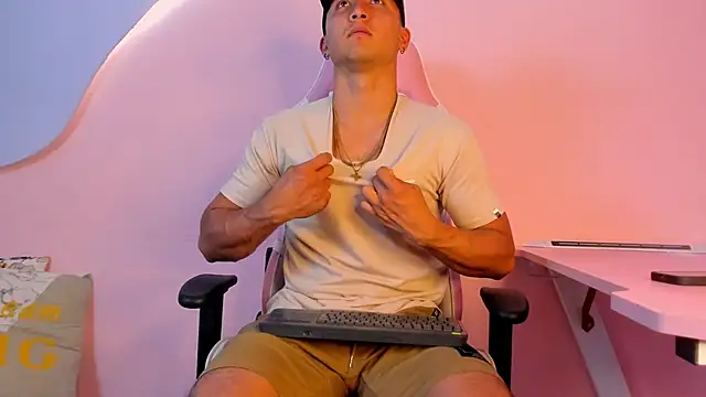 Snapshot of BrandonColee chatting on January 2026 12:18:02 PM BrandonColee online show from January 2026 12:18:02 PM