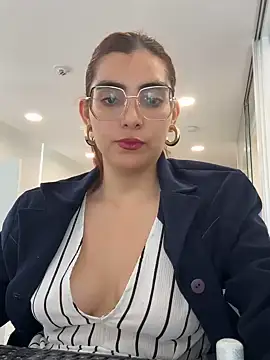 Snapshot of MartinaSooler chatting on February 2025 03:58:01 PM MartinaSooler online show from February 2025 03:58:01 PM
