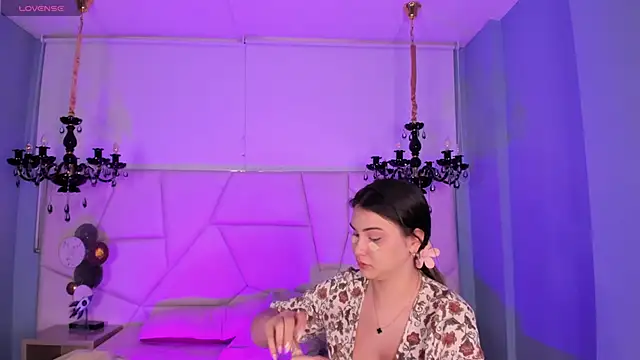 Aitana Hilton  online show from October 2025 12:55:01 PM