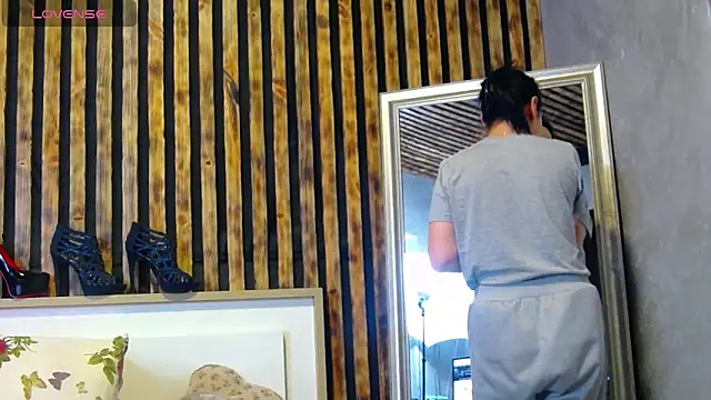 Tory Lovi online show from April 2026 04:01:01 AM