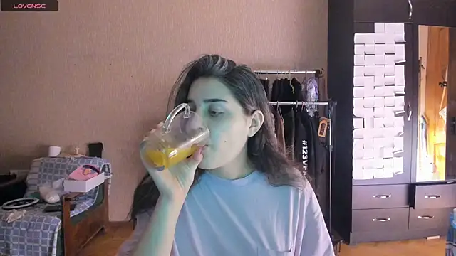 Snapshot of _Roselina_ chatting on July 2026 05:52:01 PM Roselina online show from July 2026 05:52:01 PM