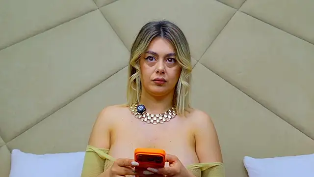 Snapshot of ChloeFrost chatting on May 2026 05:04:01 AM ChloeFrost online show from May 2026 05:04:01 AM