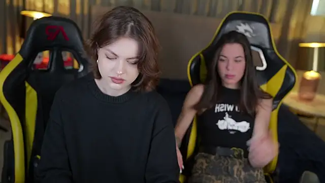 Snapshot of Roxi_Twix chatting on January 2025 12:02:02 PM Roxi Twix online show from January 2025 12:02:02 PM