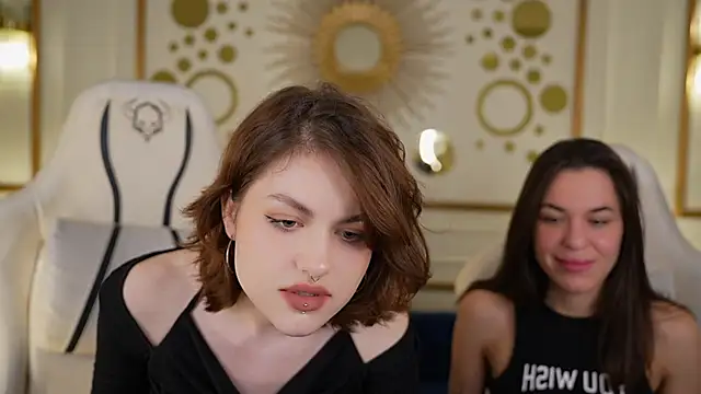 Snapshot of Roxi_Twix chatting on January 2025 06:50:01 PM Roxi Twix online show from January 2025 06:50:01 PM