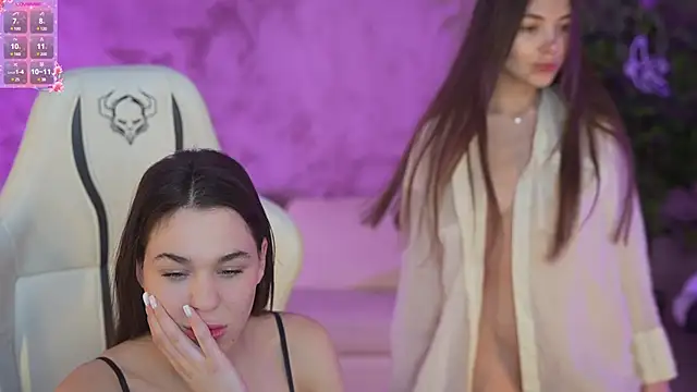 Snapshot of Roxi_Twix chatting on February 2025 06:05:02 PM Roxi Twix online show from February 2025 06:05:02 PM