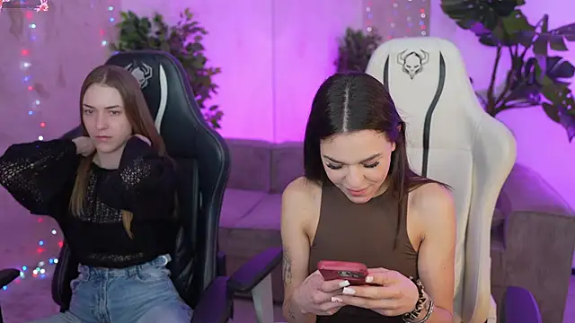 Snapshot of Roxi_Twix chatting on March 2025 03:37:02 PM Roxi Twix online show from March 2025 03:37:02 PM