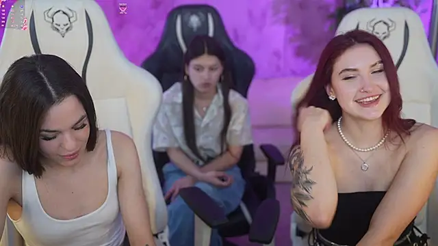 Snapshot of Roxi_Twix chatting on March 2025 06:54:01 PM Roxi Twix online show from March 2025 06:54:01 PM