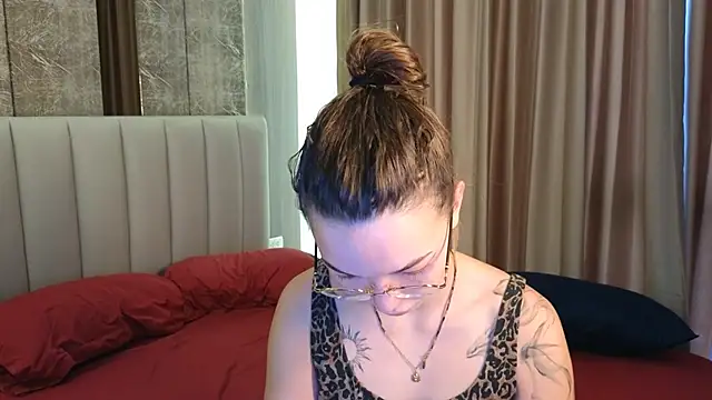 Snapshot of SusannJohnson chatting on May 2026 12:08:02 AM SusannJohnson online show from May 2026 12:08:02 AM