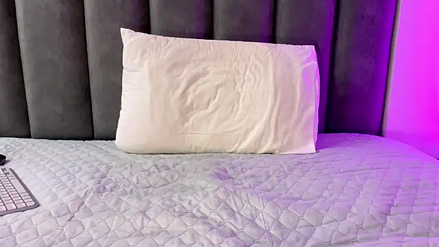 max shy online show from October 2025 10:19:02 AM