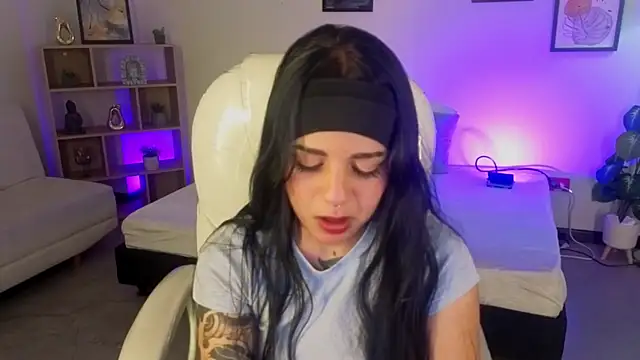 Nicole Foxx  online show from October 2025 07:47:01 PM