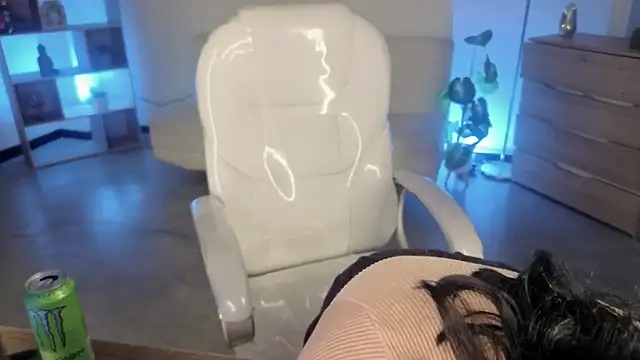 Nicole Foxx  online show from December 2025 07:00:01 PM