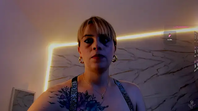 Snapshot of RayaCarr_ chatting on June 2026 01:02:01 PM RayaCarr online show from June 2026 01:02:01 PM