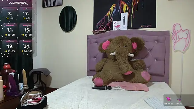 Snapshot of Emmie_Hot chatting on December 2025 12:34:02 PM Emmie Hot online show from December 2025 12:34:02 PM