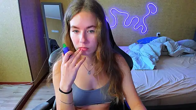 Snapshot of EmilyPaw chatting on May 2026 09:28:02 AM EmilyPaw online show from May 2026 09:28:02 AM