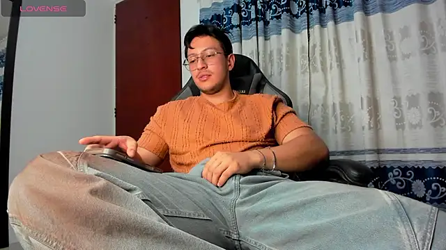 Snapshot of Amon__ashford chatting on July 2026 04:33:02 AM Amon ashford online show from July 2026 04:33:02 AM