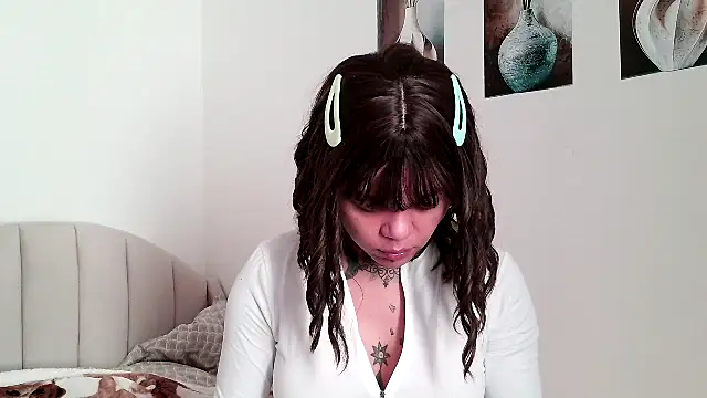 Snapshot of serena__vedette chatting on May 2026 07:58:01 AM serena vedette online show from May 2026 07:58:01 AM