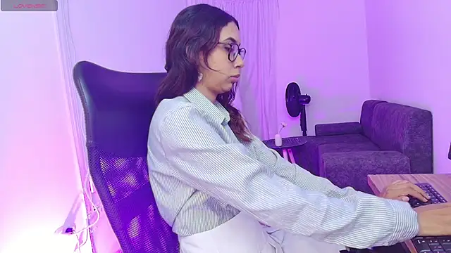 Snapshot of RenataLujan_ chatting on January 2025 04:17:02 PM RenataLujan online show from January 2025 04:17:02 PM