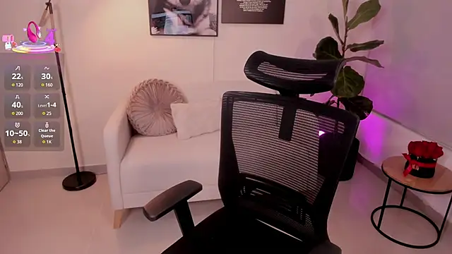 LairaScott online show from November 2025 11:37:01 PM