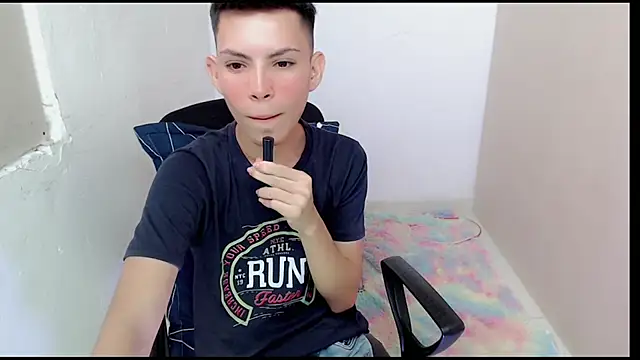 Snapshot of Alexxx_lov chatting on March 2025 06:53:02 PM Alexxx lov online show from March 2025 06:53:02 PM