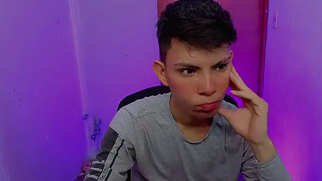 Snapshot of Alexxx_lov chatting on February 2026 12:14:01 PM Alexxx lov online show from February 2026 12:14:01 PM