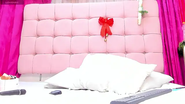 CanelaDevil  online show from December 2025 07:11:01 PM