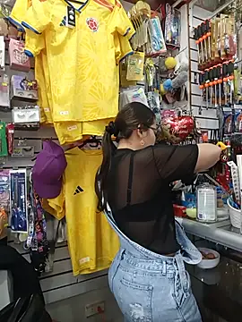 Snapshot of Vale_Saenzz chatting on June 2026 05:23:01 PM Vale Saenzz online show from June 2026 05:23:01 PM