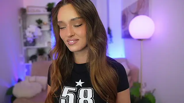 Clara Nia online show from December 2025 07:40:02 PM