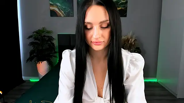 Snapshot of EmiliaBeynard chatting on February 2025 09:46:01 AM EmiliaBeynard online show from February 2025 09:46:01 AM