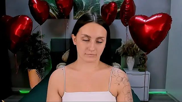 Snapshot of EmiliaBeynard chatting on February 2025 01:42:02 PM EmiliaBeynard online show from February 2025 01:42:02 PM