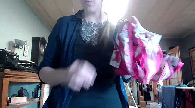 Snapshot of Astrid-Gilbert chatting on February 2025 01:28:01 PM Astrid-Gilbert online show from February 2025 01:28:01 PM