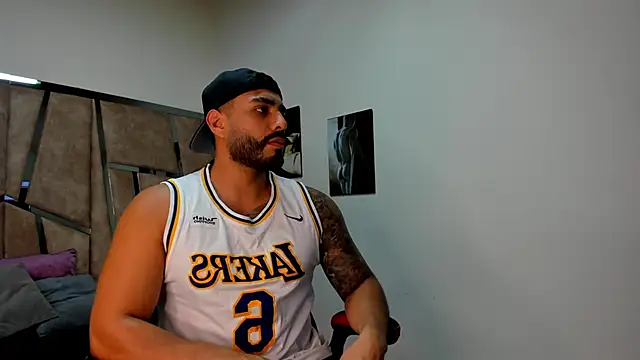 LeandroRusso online show from February 2025 08:35:02 PM