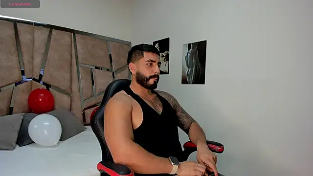 LeandroRusso online show from February 2025 08:01:01 PM