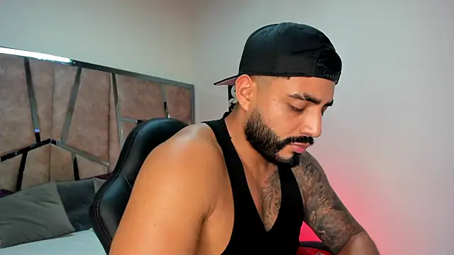 LeandroRusso online show from February 2025 01:57:01 AM