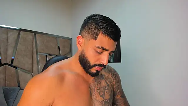 LeandroRusso online show from February 2025 11:00:02 PM