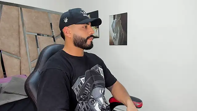 LeandroRusso online show from February 2025 08:44:01 PM