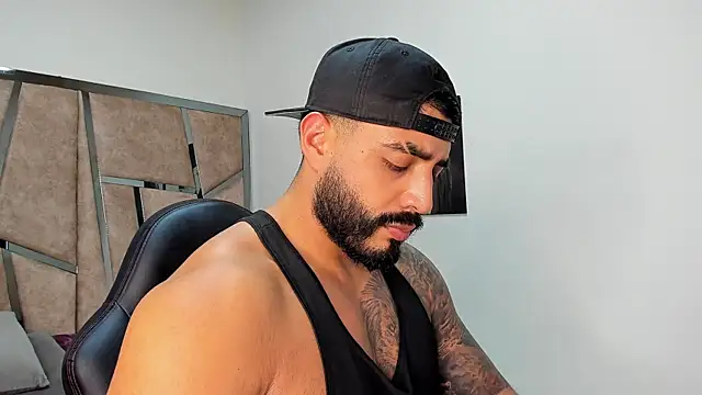 LeandroRusso online show from March 2025 09:01:01 PM