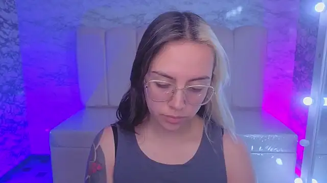 Hela v online show from November 2025 08:14:01 PM