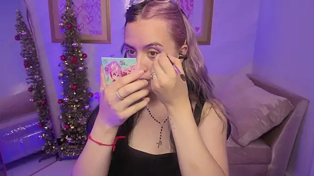 Hela v online show from December 2025 07:54:01 PM